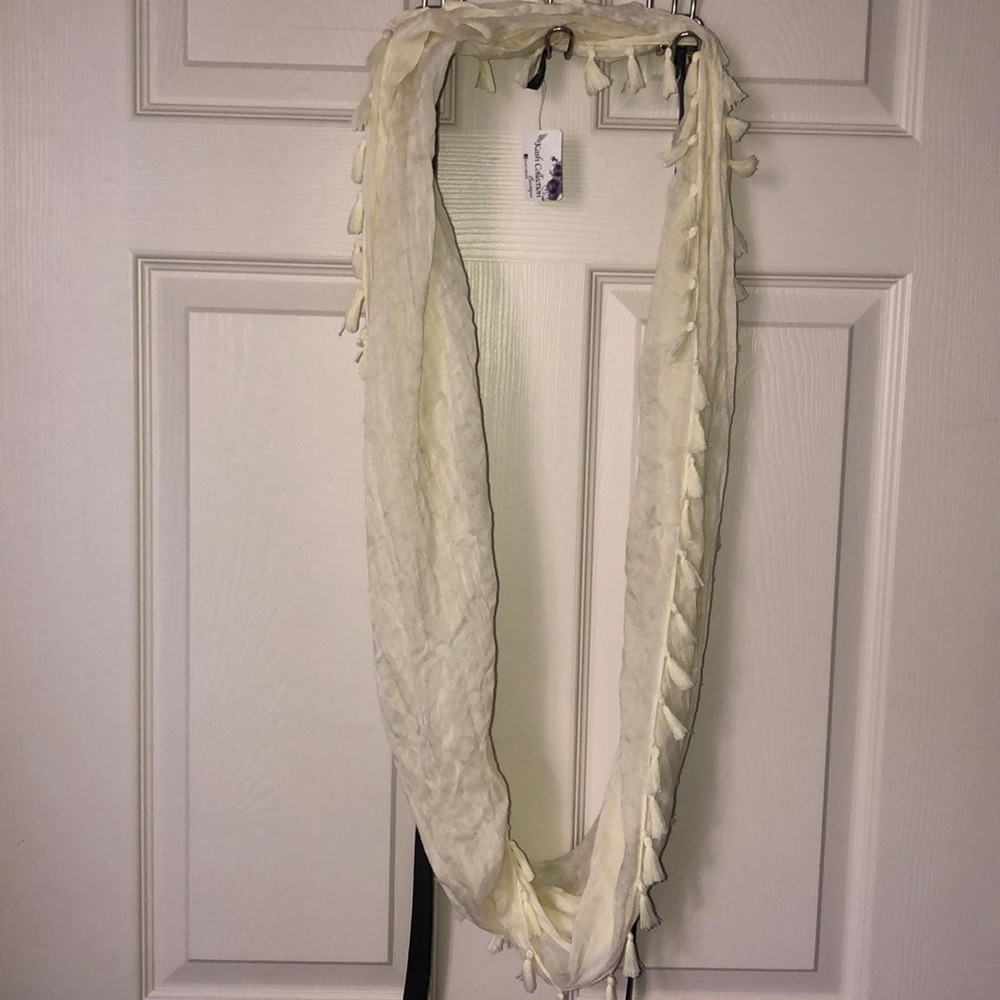 Full circle neck scarf WITH TAGS